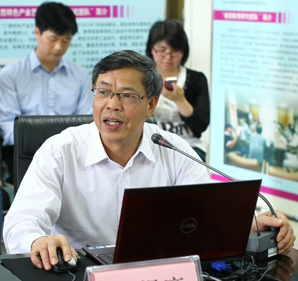 钟瑞添副校长汇报我校重点研究基地的管理、建设与培育情况